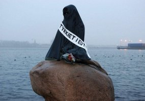 А чего паранджу или хиджаб не надели, тоже восточные ценности