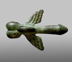 очаровательное заглавие . 
"без чего не летают члены ..."
без крыльев не летают