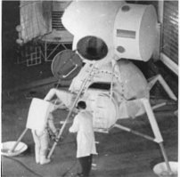 Один из советских лунных экипажей на тренировке либо Леонов либо Быковский, к сожалению нигде не сказано кто на фотографии.