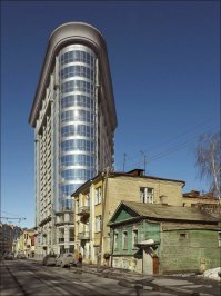 Это - не "контраст", это - архитектор - петераст. Точечной застройкой подобными зданиями разрушают стиль исторического центра.
В моем городе ситименеджоры историю вообще ни в х.. не ставят. Исторические здания либо осовременивают до неузнаваемости, либо перестраивают оставляя пару наружных стен, либо сносят предварительно уничтожив как-бы ремонтом и последующим пожаром. Весь центр застроили понатыкав современные дома куда только руки добрались.
А началось это с советских времен, когда местные нацкадры дорвались до власти и посносили почти все большие каменные церкви, причем одна из них была историческим памятником архитектуры.