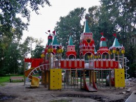 В соседнем дворе "Кремлёвская" площадка но автомобилей с "проблесковыми маячками" на парковке нет.