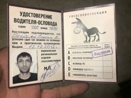 Глупый таксист наскочил на бордюр