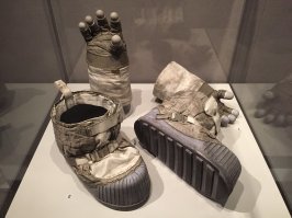 Не сходится, потому что это внутримодульный сквафандр. А на поверхность еще обували боты.