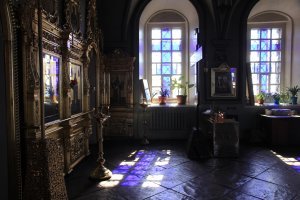 нашёл свои фото из этой церкви, меня там пол впечатлил, плиты то ли чугунные, то ли каменные... очень красивые и необычные