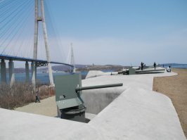 Новосильцевская батарея на о.Русском, Приморский край
Близ моста на остров Русских расположена Новосильцевская батарея, которая сразу же обращает на себя внимание.
В 1898 году началась работы по строительству батареи, и окончились в 1902. Почти 180 тыс. руб. израсходовали на возведение этого объекта. Состав батареи достаточно масштабен и включает 6 шестидюймовых и 2 57мм пушек.
В настоящее время работы по реставрации объекта полностью завершены: откопали грунт, скосили лишнюю растительность, установили полноразмерные копии артиллерийский орудий. Было восстановлено в первоначальном виде: конструкции из бетона, двери казематов, поручни, дальномерный павильон, броневой купол. Уникальные экскурсионные программы проходят здесь. На восстановление объекта было потрачено более 20 млн. руб.
Уникальные экскурсионные программы проходят здесь.
С объекта отлично просматривается мост и открывается удивительный вид на мост, канал и сам остров Русский.
Несмотря на то, что батарея расположена возле моста и прекрасно с него видна, нет ни каких спусков с него.