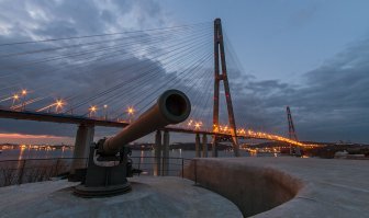 Новосильцевская батарея на о.Русском, Приморский край
Близ моста на остров Русских расположена Новосильцевская батарея, которая сразу же обращает на себя внимание.
В 1898 году началась работы по строительству батареи, и окончились в 1902. Почти 180 тыс. руб. израсходовали на возведение этого объекта. Состав батареи достаточно масштабен и включает 6 шестидюймовых и 2 57мм пушек.
В настоящее время работы по реставрации объекта полностью завершены: откопали грунт, скосили лишнюю растительность, установили полноразмерные копии артиллерийский орудий. Было восстановлено в первоначальном виде: конструкции из бетона, двери казематов, поручни, дальномерный павильон, броневой купол. Уникальные экскурсионные программы проходят здесь. На восстановление объекта было потрачено более 20 млн. руб.
Уникальные экскурсионные программы проходят здесь.
С объекта отлично просматривается мост и открывается удивительный вид на мост, канал и сам остров Русский.
Несмотря на то, что батарея расположена возле моста и прекрасно с него видна, нет ни каких спусков с него.