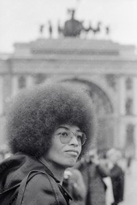 Мода на эти прически по слухам пошла от этой известной женщины...