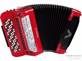 Слово «баян» или «боян» в классическом понимании обозначает шутку или информацию, которая была опубликована повторно, причем повторная публикация должна иметь место на том же самом форуме или ресурсе. Поэтому баяном нельзя назвать копирование информации на какой-либо другой источник.
Однако подавляющее большинство пользователей трактуют данный термин по-своему. В современном интернет-слэнге под словом «баян подразумевают информацию, которую пользователь уже знает, и неважно, где он ее видел: в этом же источнике, на другом ресурсе, во сне и пр. Например, слово «боян» часто используют при переписке в аське, скайпе и в других программах для общения как реакцию на новости или анекдоты, которые не является для получателя новыми.
Часто пользователи не пишут само слов «баян», а размещают в посте или комментарии его изображение (картинку или фотографию), конечно, если это позволяют технические возможности того или иного ресурса. Некоторые пользователи также используют изображение аккордеона, хотя последний представляет собой несколько другой музыкальный инструмент. В устной речи можно как бы поиграть на невидимом баяне, чтобы показать свое отношение к рассказанному анекдоту.
Существует несколько версий появления данного термина.
Во-первых, говорят, что он происходит от популярного анекдота «Хоронили тещу. Порвали два баяна», который очень часто постили на одном форуме. В результате его занесли в список запрещенных «оффтопов» на форуме, а само слово «баян» начало символизировать собой старую, уже неинтересную шутку или попросту банальность. Затем анекдот попал на другой еще более известный специализированный ресурс анекдотов, что помогло еще больше закрепить данное значение за словом «баян».
Во-вторых, в прежние времена, еще до появления клавиатур, люди вынуждены были писать шариковыми ручками. И чтобы избежать неоднократного переписывания повторяющейся фразы, писали ее только в самом начале, а в остальных частях письменной страницы ставили только значок -//- , который имеет визуальное сходство с баяном и означает повторение.
В-третьих, в популярной в советской время игре домино баяном называли костяшку 6/6. Любая другая костяшка, на обеих половинках которой были одинаковые числа, называлась «дубль», а вот две 6 были самыми запоминающимися и даже назывались по-другому. Вполне возможно, что в самом начале развития интернета на постсоветском пространстве кому-то и пришло в голову назвать повторяющуюся информацию баяном.
В-четвертых, во время Русско-Японской войны очень хорошо показал себя в бою крейсер «Баян». Однако, в конце концов, его, как и много других боевых кораблей, все равно затопили. Российское правительство решило заказать производство трех крейсеров, по проекту схожих с «Баяном», но, когда через 7 лет строительство было завершено, новые крейсера уже совсем устарели. И бывалые моряки, увидев знакомый силуэт, не могли не воскликнуть: «Это ж «Баян»!