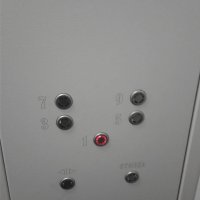 Это дом с двухуровневыми квартирами. У меня сестра в таком доме живёт, и у них тоже такой лифт.