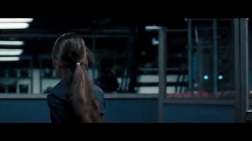 Короче не поленился нашел. Первое фото он ее вырубает она лежит. Второе фото она через минуту очухалась идет к нему. Третье фото она после короткой драки его в окно выкинула и поворачивается. Примерно по времени 1.07 - 1.10  фильма кому интересно)))