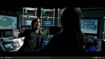 Короче не поленился нашел. Первое фото он ее вырубает она лежит. Второе фото она через минуту очухалась идет к нему. Третье фото она после короткой драки его в окно выкинула и поворачивается. Примерно по времени 1.07 - 1.10  фильма кому интересно)))