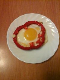 вот яичница, а то что вы показали это прожаренное яйцо, вытащенное на разделочную доску, вырезанное острым ножом или ножницами и вернутое обратно в сковородку, для фотографии.
 в общем куйня современная