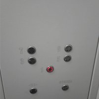 Когда малолетний и не знаешь, что бывают дома, в которых лифт останавливается на площадках между этажами.