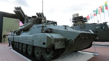 Новейший комплекс ЗРК установлен на надежном шасси 60-х годов.
Оно надежно проверено временем, но завод изготовить в Харькове.
В России в Муроме и Кургане ремонтируют МТЛБ (наследство оставшееся от СССР) и освежив выдают вот такое вот шасси. 
испытываю двоякое чувство гордости - и за новое ЗРК и за старичка мотолыгу :)