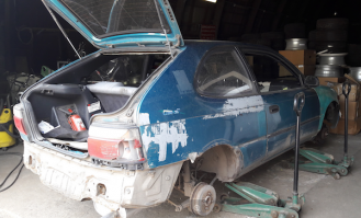 Я случайно купил короллу е100 97 года. На одометре - 470 тыс., если не скручивали))) Битая наверное раз 10-15о все стороны, но пороги целые, днище тоже. Гнили нет. Предыдущий хозяин наплевательски относился к авто, и за несколько лет всего 1 или 2 раза масло менял и больше ничего не делал, только убивал машинку. В общем, я решил её оставить себе и посмотреть, сколько ещё проживёт. Перекрашу по весну. Ездит отлично, мне нра!