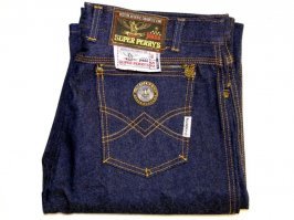 Я помню, как в 1982-м году (мне тогда 16 лет было) просил родителей купить фирменные джинсы.
Ливайсы, рэнглеры и ли с монтаной толкались на нашей городской барахолке где-то по 180 рублей, поэтому родители справедливо мне отказали.
Но это я сейчас понимаю, а тогда был, конечно, очень расстроен.
Где-то в то же самое время нахлынула волна популярности на джинсы-"бананы" и, на пике моды, появились такие марки, как Super Perry's, Super Penny's, Super Petry's, Jordans...
Цена на эти штаны достигала уже 240-250-и рублей -- дорого, разумеется, но в 1985-м я уже учился в техникуме и получал повышенную стипендию плюс доплату за комсорговскую работу.
Так что вожделенные "бананы" я себе всё таки приобрёл.
Очень был доволен.:)

А так-то считаю, что лучше старых добрых 501-х ливайсов джинсов не найти. :)