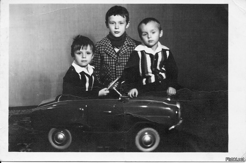 1976 год, я в центре. рядом два брата