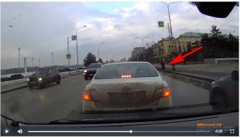 <Судя по видео никаких пешеходов на проезжей части не было >(C)

А это кто???