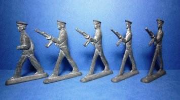 Ты верно наслушался кого-то и насмотрелся картинок какие были игрушки в СССР. Вот такие солдатики были в свободной продаже, и вот такие модельки за око-хенные деньги. На проводе были, но не в обычном Детском Мире, а в московском.