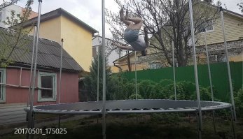 А я никогда себя в еде не ограничивал, но вес всю жизнь оставался приблизительно одинаков.
Вот я в 21 год(я в центре), в 35 лет( я сзади) и этим летом в 67 лет(я между арбузом и дыней)
Правда всегда был физически активен и сейчас с собакой пробегаю по 3 км ежедневно, а на батуте легко делаю переднее и заднее сальто.