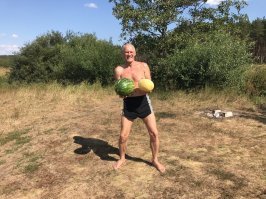 А я никогда себя в еде не ограничивал, но вес всю жизнь оставался приблизительно одинаков.
Вот я в 21 год(я в центре), в 35 лет( я сзади) и этим летом в 67 лет(я между арбузом и дыней)
Правда всегда был физически активен и сейчас с собакой пробегаю по 3 км ежедневно, а на батуте легко делаю переднее и заднее сальто.