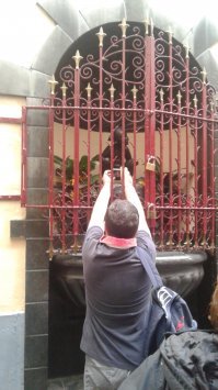 Писающая девочка достаточно современна. И находится "взаперти" в тупике маленького переулка. Еще есть писающая собака.. Зассанцы и зассцыхи.