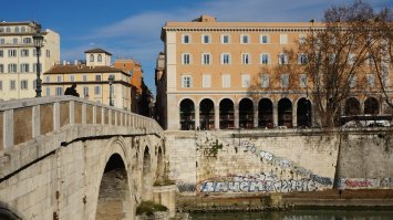 Эти твари до Рима уже добрались.