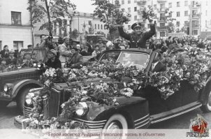 Вообще то это кабриолет :)
С тентованной складной крышей.