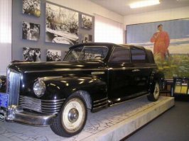 У нас в музее в селе стоит такой.
В 80-х как то "катался" на нем, как привезли его откуда то :). После хранения, гаражного, где то в обкомовских гаражах. Вид был не очень, но терпимо. Поршни "прихватило" и колеса просто волочились не прокручиваясь, когда колхозные механики его пытались завести, прицепив к 53-му.
Нас, школьников, кого нашли, подрабатывающих тогда летом в колхозе, поблизости, загнали туда как сельдей для груза и... :)
Главный инженер сказал, ну, грит, если заведется, лично вас покатаю немного, а если нет... придется движок разбирать (а разбирать не хотели, там гидротолкатели клапанов и еще чего то наворочено было), перекрестился и вперед...
Завели. Покатал нас потом по деревне :)
Недавно ездил на косметическую реставрацию, своим ходом.