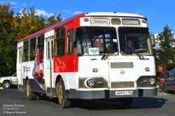 Возит людей на работу с понедельника по пятницу.