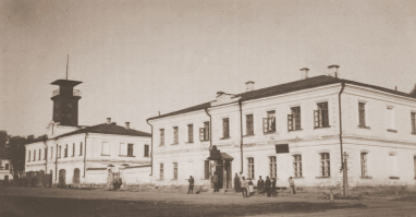 Вот то, что вы написали, адресуйте автору. Научите его делать полноценные посты(это не сарказм). Если вы что то недопоняли, то я всего лишь спросил, почему нет российских городов. К примеру возьмём Егорьевск(я уже молчу про Рязань, Москву и Питер). Два фото, первое(начало 20-го века) подписано, а второе, конец 19-го века, здание бывшего пожарного депо. Почему нельзя было вставить несколько таких фото?