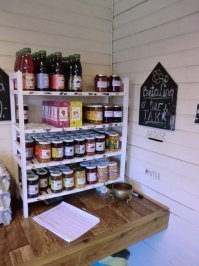 В Норвегии есть магазины без продавцов, в которых покупатели обслуживают себя сами. На юге страны очень много небольших ферм, и при этих фермах есть магазинчики, где продаётся то, что выращено и произведено на этой самой ферме. Там можно купить свежие яйца, варенье и джемы, овощи, картошка и вязаные вещи для детей. И в этих чудо-магазинчиках отсутствуют продавцы. В одном из углов лежит калькулятор, на котором покупатель считает, сколько он должен заплатить, и коробочка, куда следует положить деньги и взять сдачу. Всё работает на полнейшем доверии и честности. Ничто не мешает взять просто так и уйти, но этого никто не делает. Взял овощей, взвесил, посчитал, сколько должен, положил деньги и забрал сдачу.