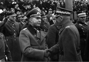 Октябрь 1938 года. Национальный триумф в Польше по случаю захвата Тешинской области. Юзеф Бек награждён орденом "Белого орла", кроме того, благодарная польская интеллигенция присвоила ему звания почётного доктора Варшавского и Львовского университетов. Польская пропаганда захлёбывается от восторга. 9 октября 1938 года "Газета Польска" писала: "...открытая перед нами дорога к державной, руководящей роли в нашей части Европы требует в ближайшее время огромных усилий и разрешения неимоверно трудных задач". 

Декабрь 1938. Из доклада 2-го отдела (разведывательный отдел) главного штаба Войска Польского : "Расчленение России лежит в основе польской политики на Востоке... Поэтому наша возможная позиция будет сводиться к следующей формуле: кто будет принимать участие в разделе. Польша не должна остаться пассивной в этот замечательный исторический момент. Задача состоит в том, чтобы заблаговременно хорошо подготовиться физически и духовно... Главная цель - ослабление и разгром России". (см. Z dziejow stosunkow polsko-radzieckich. Studia i materialy. T. III. Warszawa, 1968, str. 262, 287.) 

26 января 1939 года. В беседе с министром иностранных дел Германии Иоахимом фон Риббентропом министр иностранных дел Польши Юзефом Бек, состоявшейся в Варшаве заявляет: "Польша претендует на Советскую Украину и на выход к Чёрному морю".

4 марта 1939 года. Польское командование после длительных экономических, политических и оперативных исследований закончило разработку плана войны против СССР. "Восток" ("Всхуд").(см. Centralne Archiwum Ministerstwa Spraw Wewnetrznych, R-16/1). 

Рукопожатие польского маршала Эдварда Рыдз-Смиглы (Верховный главнокомандующий Польши, Первый министр Польши и глава Польши в военное время) и немецкого атташе генерал-майора Богислава фон Штудница на параде «Дня независимости» в Варшаве.