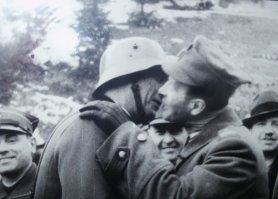 О, либерастня подтянулась, не знающая историю. Все началось в Мюнхене. И насколько помню как раз Польше не прочь была подеребанить чужие земли. Вот там действительно парады так парады были. Поляки с превеликим удовольствием вместе с немцами на восток пошли бы. Да и последующую историю не плохо бы вспомнить, где все та же Польша хорошие куски от Германии и Чехословакии в 1945 получила.