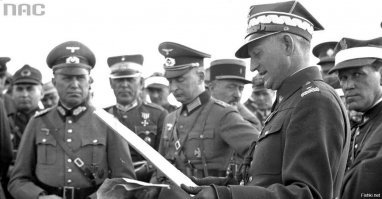 О, либерастня подтянулась, не знающая историю. Все началось в Мюнхене. И насколько помню как раз Польше не прочь была подеребанить чужие земли. Вот там действительно парады так парады были. Поляки с превеликим удовольствием вместе с немцами на восток пошли бы. Да и последующую историю не плохо бы вспомнить, где все та же Польша хорошие куски от Германии и Чехословакии в 1945 получила.