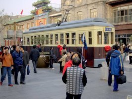 Пекинский трамвай. Обратите внимание: токоприёмник есть, а воздушной линии нет.