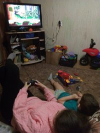 Вот, фото месячной давности. Племянница 2001 г.р. и сын 2015 г.р. успешно рубятся в Сегу 16 бит. О чем вы говорите??? Глупость...