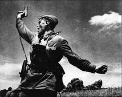 Заглавие, мягко говоря, дебильное. Лучше б уж назвал "Вирусное фото"  А вообще не фото меняет мир, а люди на фото, их жизнь.
Политрук. 1942г.
Более известное фото с М.Монро. 
Ф.Кастро. Гавана, празднование десятой годовщины революции.