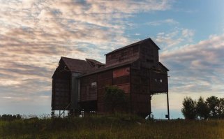 Это не зернохранилище! Это Зерноток! Он сортирует, провеивает и делет кучу других операций с зерном, но оно там не хранится!