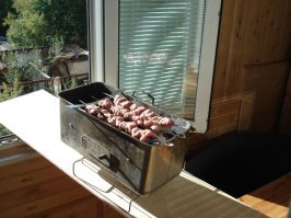 Золотые слова! Честно говоря долго колебался, постить это тут или нет, поскольку мало какие темы вызывают такой мощный холивар, как шашлык). Не знаю, повезло мне или нет, но шашлык готовлю очень часто в сезон, множество видов и много лет. Так что большинство тезисов вызывают только улыбку. Было время, готовил даже в центре Москвы,не в сезон, вот таким методом)