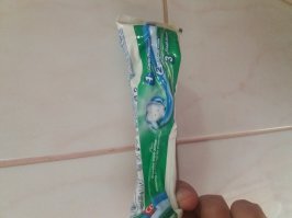 не знаю кто как полотенца вешает но вот угадайте кто так пасту выдавливает))) причем уже 15 лет подряд)))
