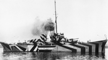 Смех-смехом, но боевые корабли маскировали именно такой раскраской...;)