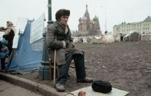 Эту мутотень с нищим реквизитом, и сейчас по прошествии времени уже не смешную, можно посмотреть на канале..кто ностальгирует по "Святые 90е"
У меня эти передачи с этим ассоциируются
