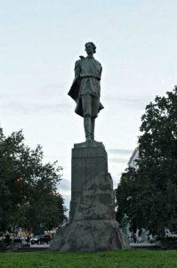 Давным-давно там родился и жил Максим Горький (псевдоним Алексея Максимовича Пешкова) самоучка, писатель, драматург, основоположник соцреализма в литературе. Детство и юность его были "горькими", отсюда и псевдоним. Ещё при его жизни древнему Нижнему Новгороду дали новое имя, а в 90-м вернули старое.

В Иркутске, кстати, тоже есть улица Горького.