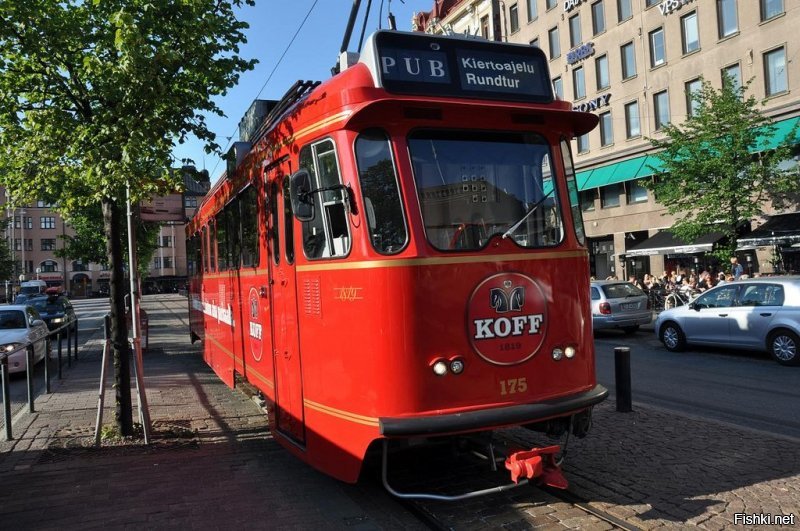 А ещё в Хельсинки летом ездит вот такой вот трамвайный бар.