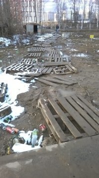 Луна это конечно хорошо... но может сначала все-таки "колонизируем"  собственную планету? 

Честное слово,  ежедневно выбираясь из своего подмосковного (!!!) микрорайона пешком через железнодорожные пути, разговоры о колонизации других планет воспринимаются, мягко говоря, как издевательство :/  

(фотка реальная!)