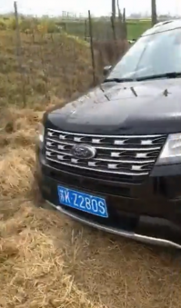 Эмблему посмотрите. Ford Explorer в предпоследнем кузове.
