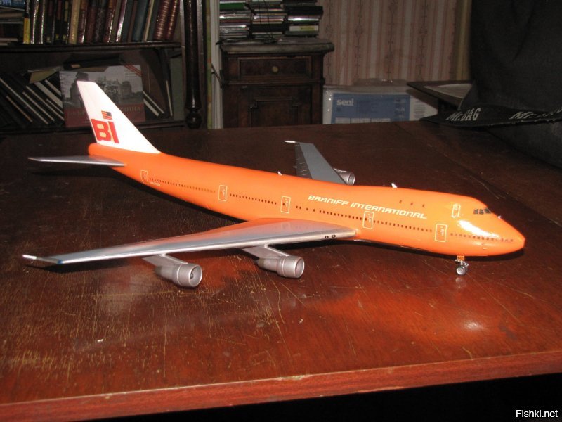 "Большой Апельсин" компании "Бранифф", Боинг 747-120. 1970 г. Летал по маршрутам Нью-Йорк - Лондон и Нью-Йорк - Гонолулу. У компании "Бранифф" в конце 60-х и в 70-е годы было правило красить фюзеляжи своих самолетов в разные яркие цвета - зеленый, голубой, красный, желтый, оранжевый. "Большой Апельсин" до сих пор является одной из самыцх популярных и узнаваемых ливрей Боинга-747, хотя компании "Бранифф" уже давно нету в живых.