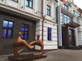 Витебск, Беларусь - "Диалог". Так и хочется назвать - "Рукожопожатие"