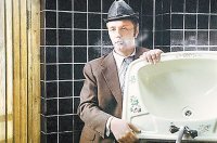 Вот он видимо увидел с разводным ключом и совместил